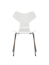 3130 Grand Prix stol lakeret af Arne Jacobsen - Hvid / Brown Bronze - Jacobsen Plus