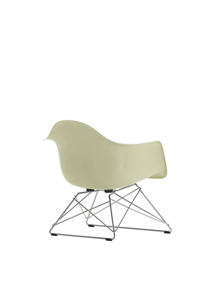 Eames Fiberglass Armchair LAR, forkromet fra Vitra