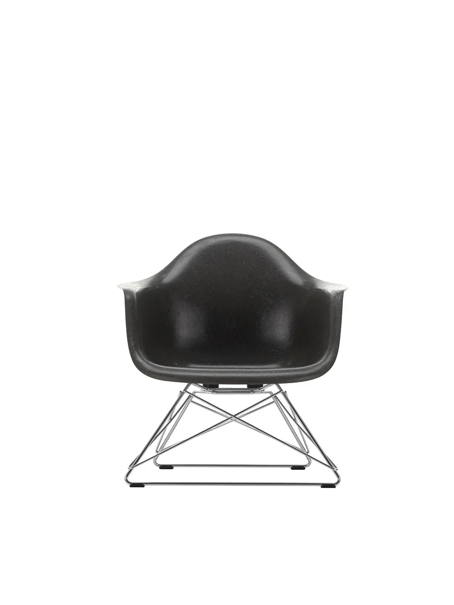 Eames Fiberglass Armchair LAR, forkromet fra Vitra