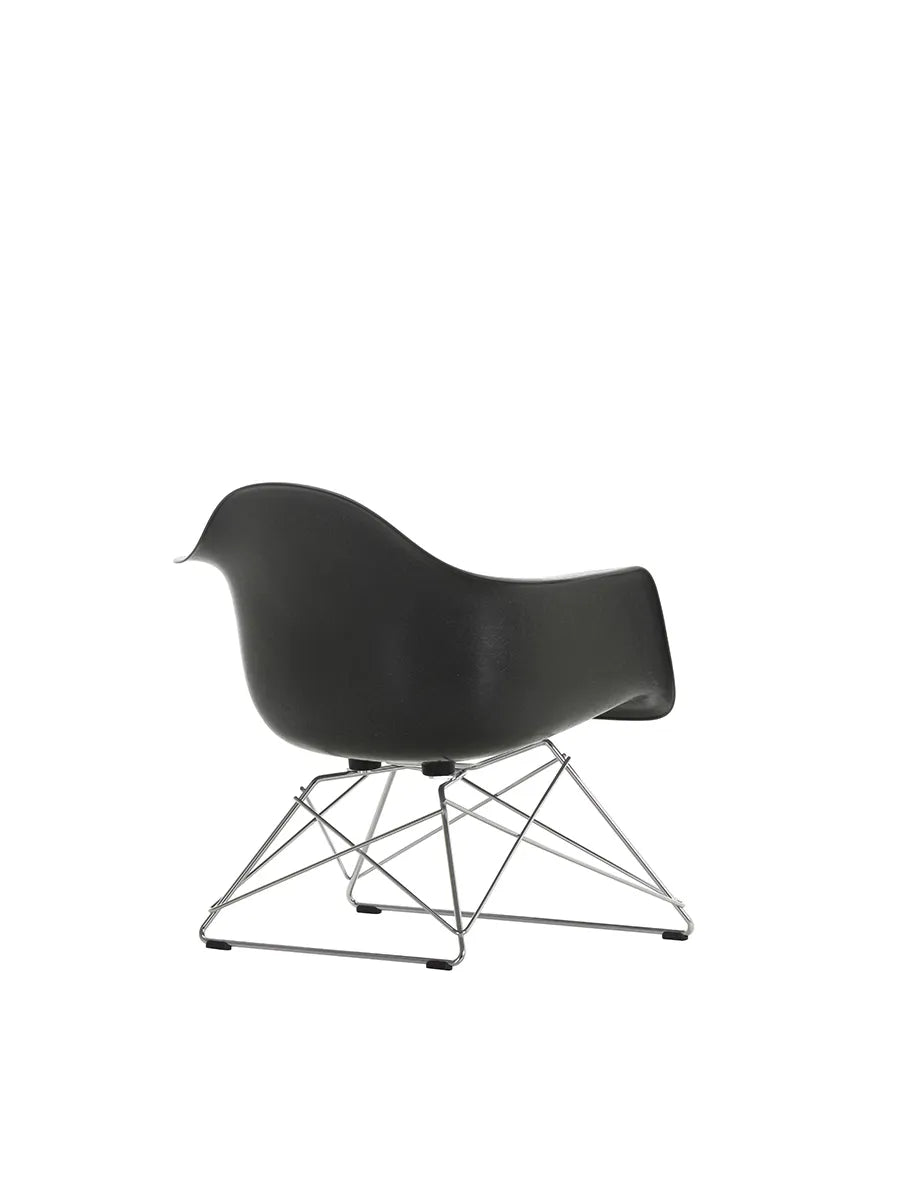 Eames Fiberglass Armchair LAR, forkromet fra Vitra