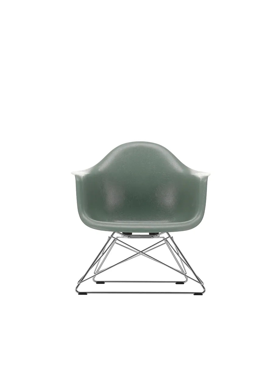 Eames Fiberglass Armchair LAR, forkromet fra Vitra