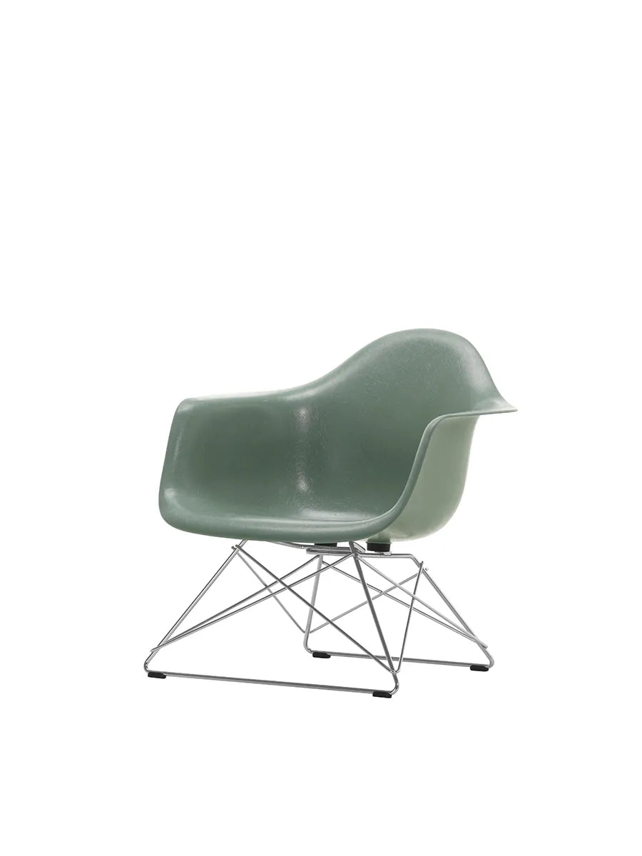 Eames Fiberglass Armchair LAR, forkromet fra Vitra