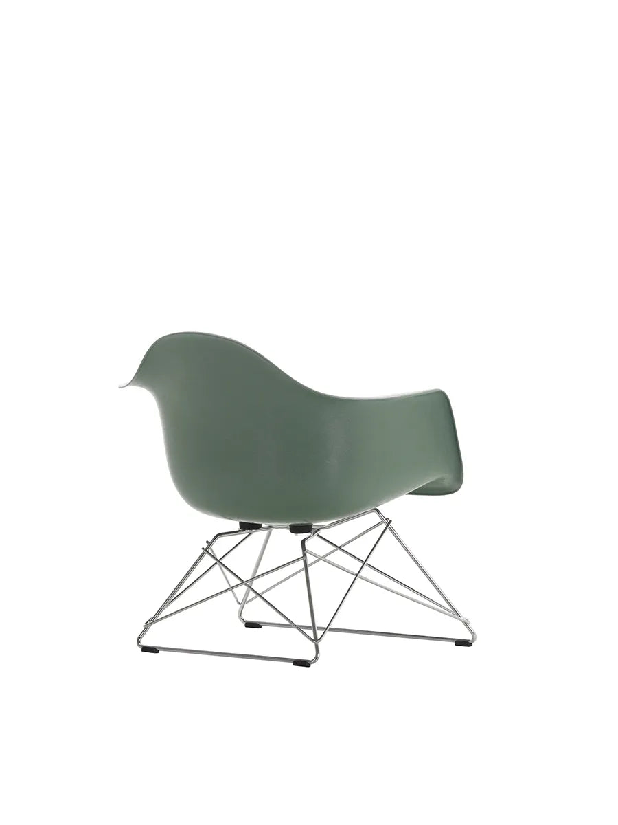 Eames Fiberglass Armchair LAR, forkromet fra Vitra