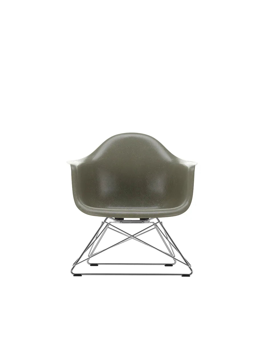 Eames Fiberglass Armchair LAR, forkromet fra Vitra