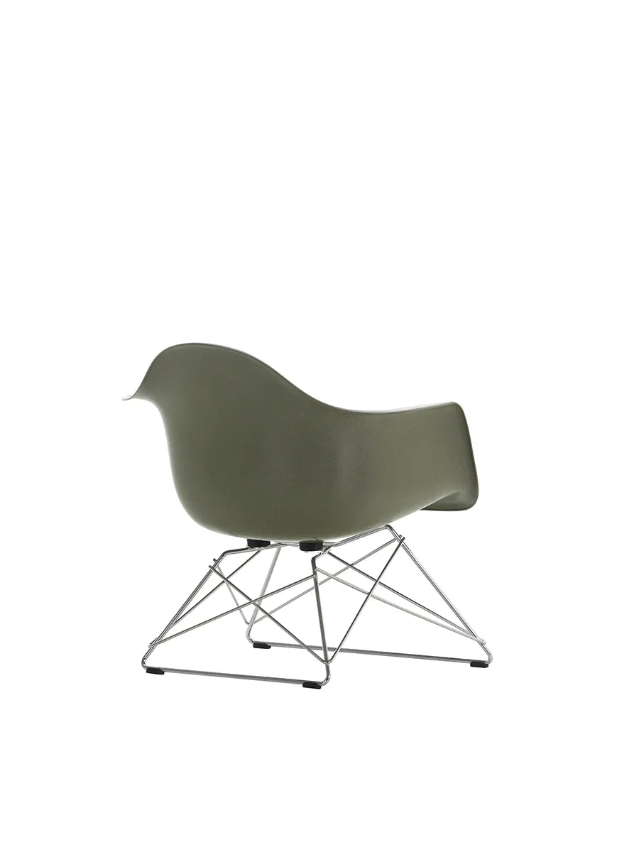 Eames Fiberglass Armchair LAR, forkromet fra Vitra