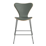 Fritz Hansen - 3187 lav barstol, naturfiner og forsidepolstret i Grace læder - Bøg - Concrete Grey læder - Silver Grey stel - Jacobsen Plus