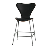 Fritz Hansen - 3187 lav barstol, naturfiner og forsidepolstret i Grace læder - Mørkbejdset eg - Sort læder - Silver Grey stel - Jacobsen Plus
