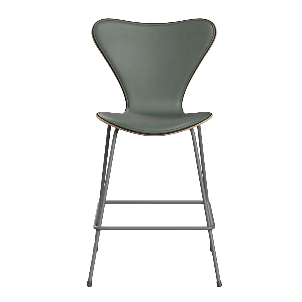 Fritz Hansen - 3187 lav barstol, naturfiner og forsidepolstret i Grace læder - Mørkbejdset eg - Concrete Grey læder - Silver Grey stel - Jacobsen Plus