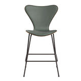 Fritz Hansen - 3187 lav barstol, naturfiner og forsidepolstret i Grace læder - Mørkbejdset eg - Concrete Grey læder - Warm Graphite stel - Jacobsen Plus