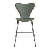 Fritz Hansen - 3187 lav barstol, naturfiner og forsidepolstret i Grace læder - Elm - Concrete Grey læder - Silver Grey stel - Jacobsen Plus
