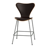 Fritz Hansen - 3187 lav barstol, naturfiner og forsidepolstret i Grace læder - Elm - Mørk brun læder - Silver Grey stel - Jacobsen Plus