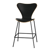 Fritz Hansen - 3187 lav barstol, naturfiner og forsidepolstret i Grace læder - Eg - Sort læder - Sort stel - Jacobsen Plus
