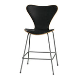 Fritz Hansen - 3187 lav barstol, naturfiner og forsidepolstret i Grace læder - Eg - Sort læder - Silver Grey stel - Jacobsen Plus