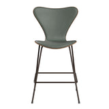 Fritz Hansen - 3187 lav barstol, naturfiner og forsidepolstret i Grace læder - Valnød - Concrete Grey læder - Brown Bronze stel - Jacobsen Plus
