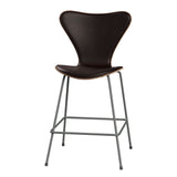 Fritz Hansen - 3187 lav barstol, naturfiner og forsidepolstret i Grace læder - Valnød - Mørk brun læder - Silver Grey stel - Jacobsen Plus