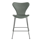 Fritz Hansen - 3187 lav barstol, fuldpolstret i Grace læder - Concrete Grey læder - Silver Grey stel - Jacobsen Plus