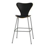 Fritz Hansen - 3197 høj barstol, naturfiner og forsidepolstret i Grace læder - Bøg - Sort læder - Silver Grey stel - Jacobsen Plus