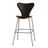 Fritz Hansen - 3197 høj barstol, naturfiner og forsidepolstret i Grace læder - Kirsebær - Mørk brun læder - Silver Grey stel - Jacobsen Plus