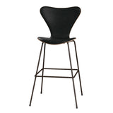 Fritz Hansen - 3197 høj barstol, naturfiner og forsidepolstret i Grace læder - Mørkbejdset eg- Sort læder - Brown Bronze stel - Jacobsen Plus
