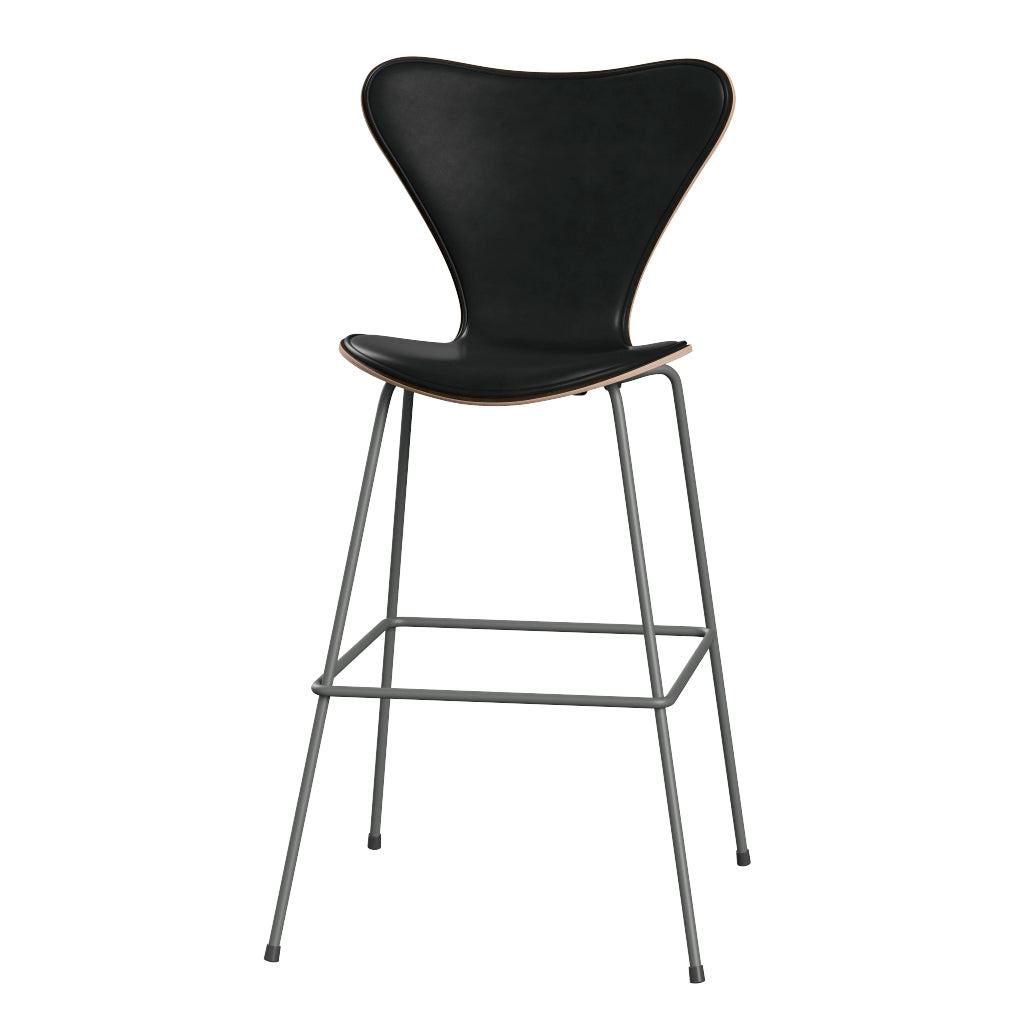 Fritz Hansen - 3197 høj barstol, naturfiner og forsidepolstret i Grace læder - Mørkbejdset eg - Sort læder - Silver Grey stel - Jacobsen Plus