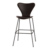 Fritz Hansen - 3197 høj barstol, naturfiner og forsidepolstret i Grace læder - Mørkbejdset eg - Mørk brun læder - Warm Graphite stel - Jacobsen Plus