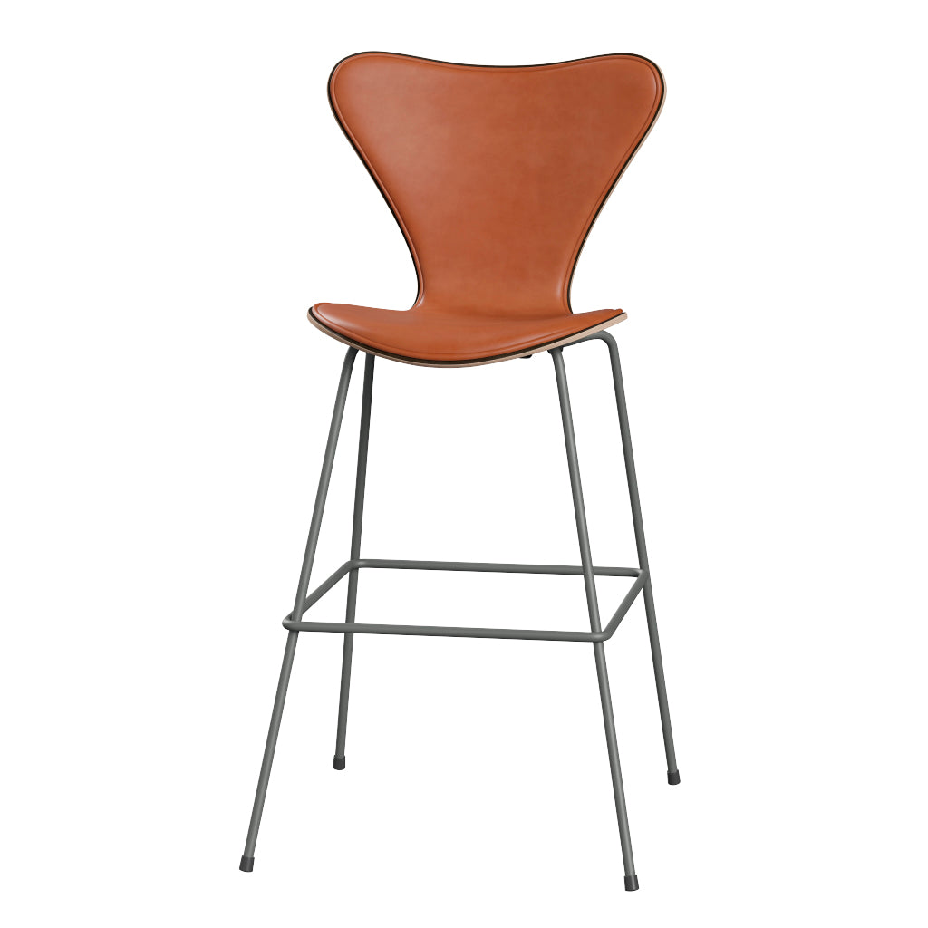 Fritz Hansen - 3197 høj barstol, naturfiner og forsidepolstret i Grace læder - Mørkbejdset eg- Valnød læder - Silver Grey stel - Jacobsen Plus