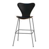 Fritz Hansen - 3197 høj barstol, naturfiner og forsidepolstret i Grace læder - Elm - Sort læder - Silver Grey stel - Jacobsen Plus