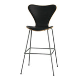 Fritz Hansen - 3197 høj barstol, naturfiner og forsidepolstret i Grace læder - Eg - Sort læder - Silver Grey stel - Jacobsen Plus
