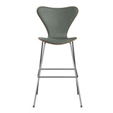 Fritz Hansen - 3197 høj barstol, naturfiner og forsidepolstret i Grace læder - Valnød - Concrete Grey læder - Krom stel - Jacobsen Plus