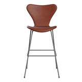 Fritz Hansen - 3197 høj barstol, fuldpolstret i Grace læder - Kastanjebrun læder - Silver Grey stel - Jacobsen Plus