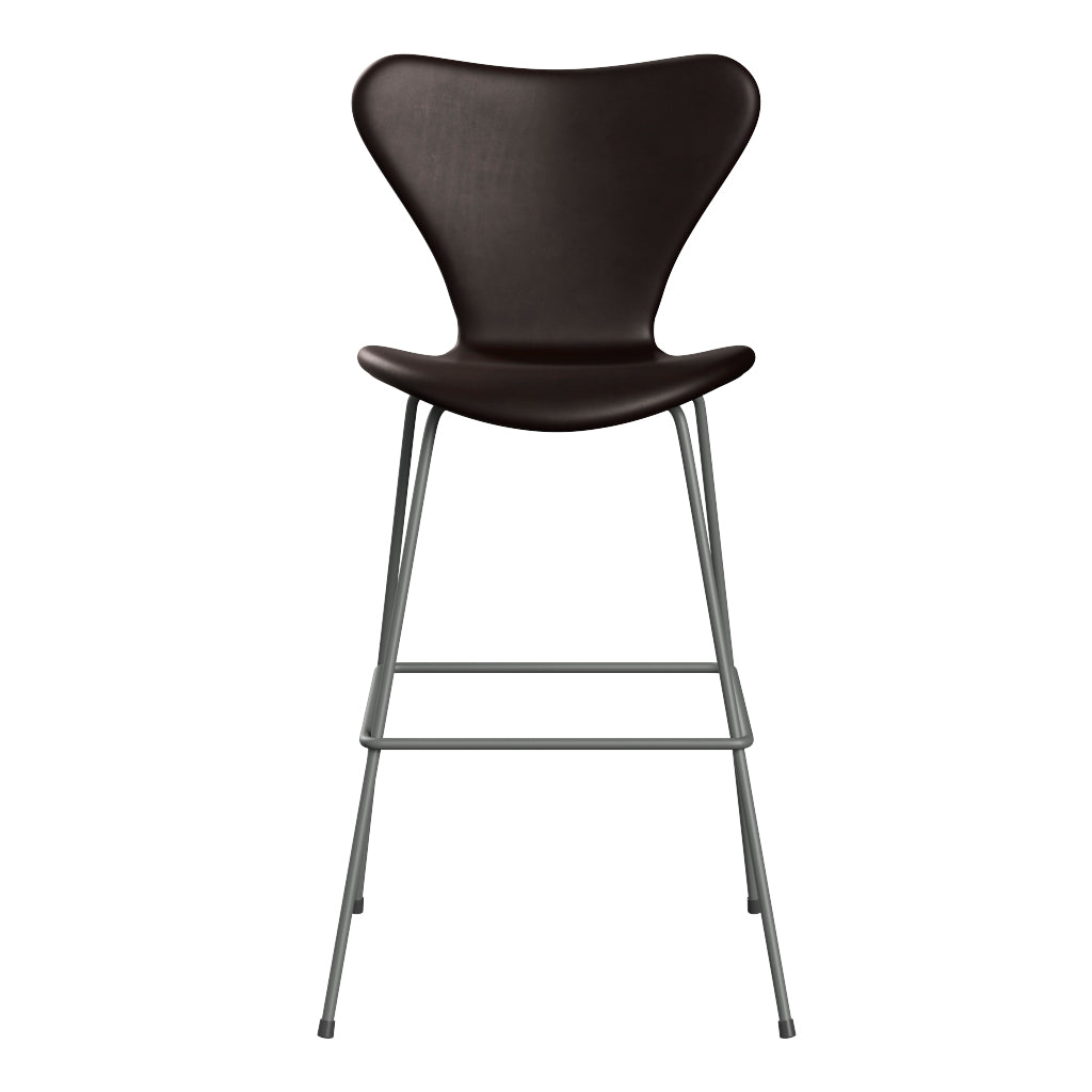 Fritz Hansen - 3197 høj barstol, fuldpolstret i Grace læder - Mørk brun læder - Silver Grey stel - Jacobsen Plus