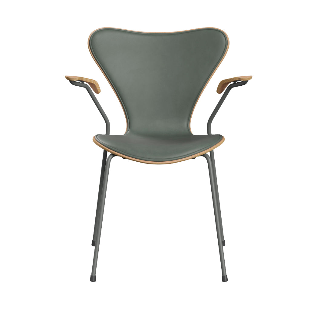Fritz Hansen - 3207 stol med armlæn, naturfiner og forsidepolstret i Grace læder - Bøg - Concrete Grey læder - Silver Grey stel - Jacobsen Plus