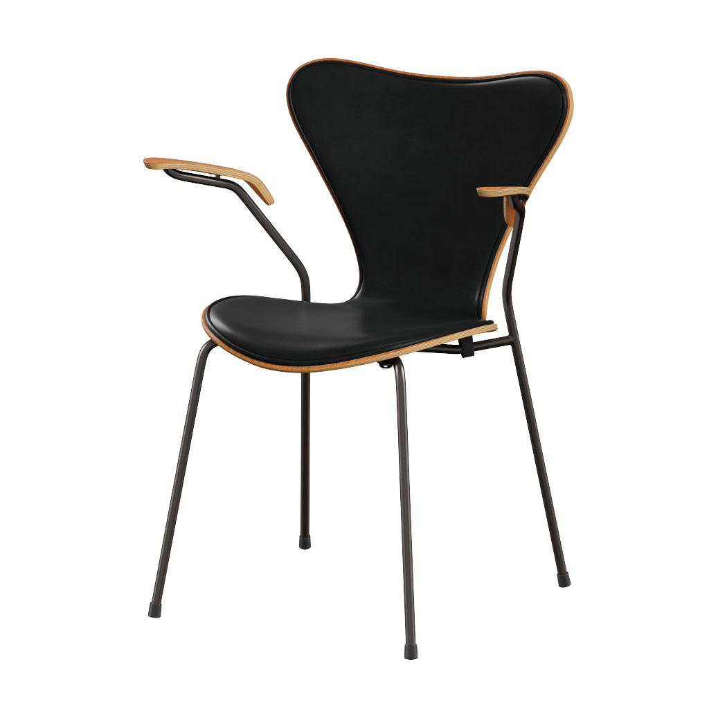Fritz Hansen - 3207 stol med armlæn, naturfiner og forsidepolstret i Grace læder - Kirsebær - Sort læder - Brown Bronze stel - Jacobsen Plus