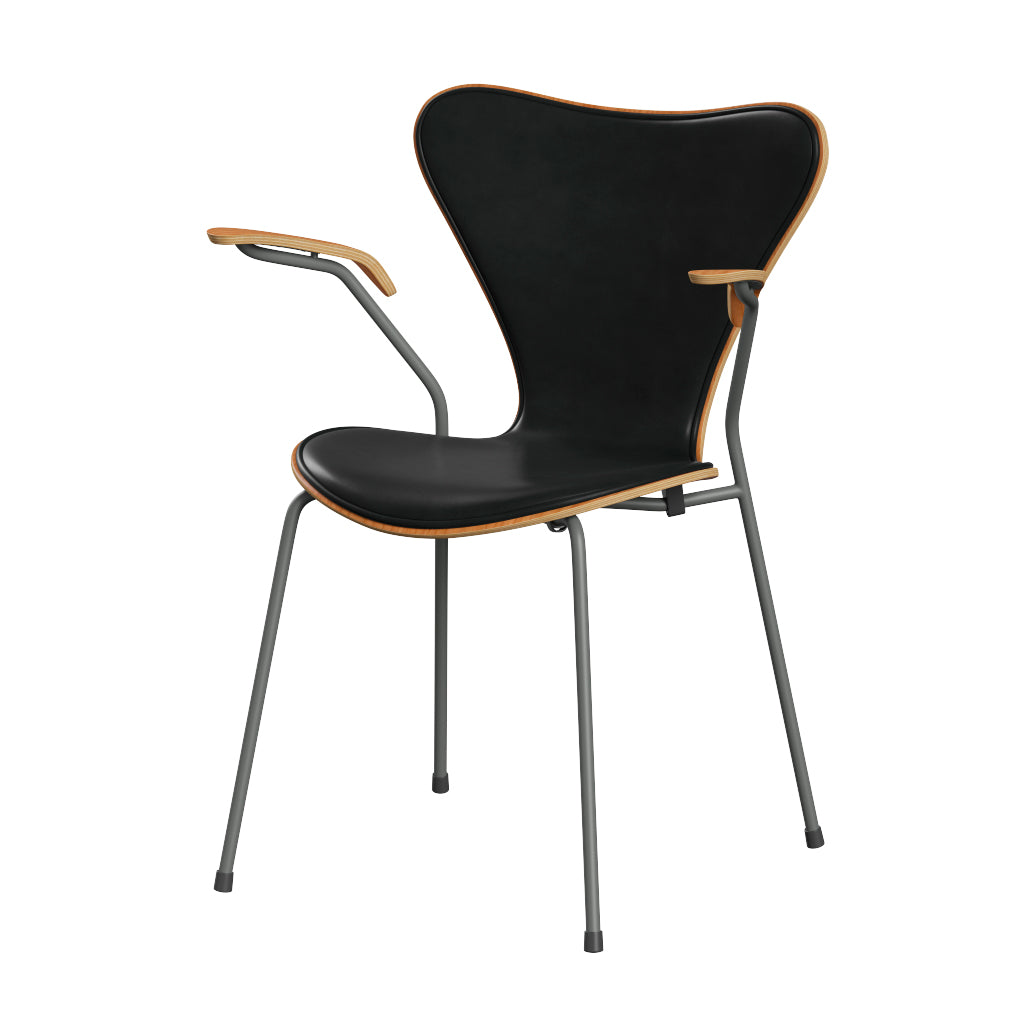 Fritz Hansen - 3207 stol med armlæn, naturfiner og forsidepolstret i Grace læder - Kirsebær - Sort læder - Silver Grey stel - Jacobsen Plus