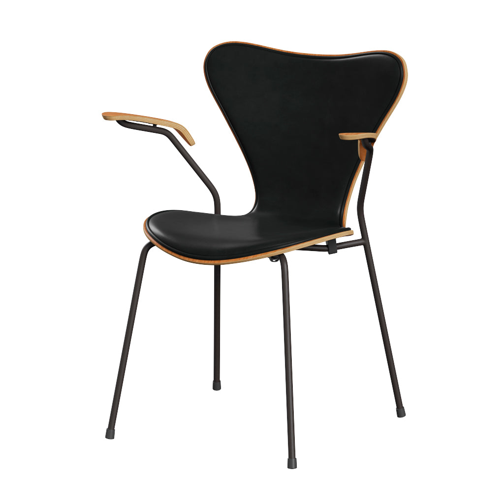 Fritz Hansen - 3207 stol med armlæn, naturfiner og forsidepolstret i Grace læder - Kirsebær - Sort læder - Warm Graphite stel - Jacobsen Plus