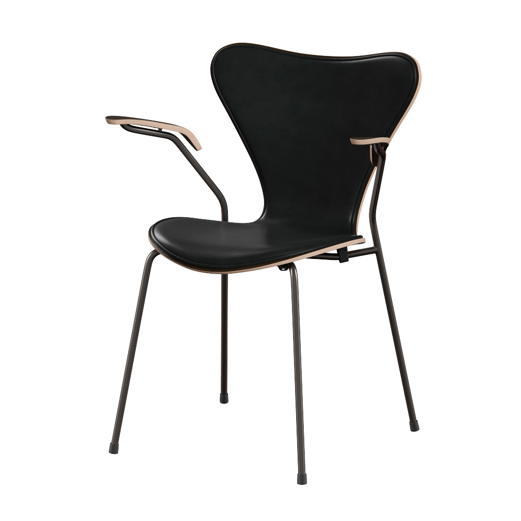 Fritz Hansen - 3207 stol med armlæn, naturfiner og forsidepolstret i Grace læder - Mørkbejdset eg- Sort læder - Brown Bronze stel - Jacobsen Plus