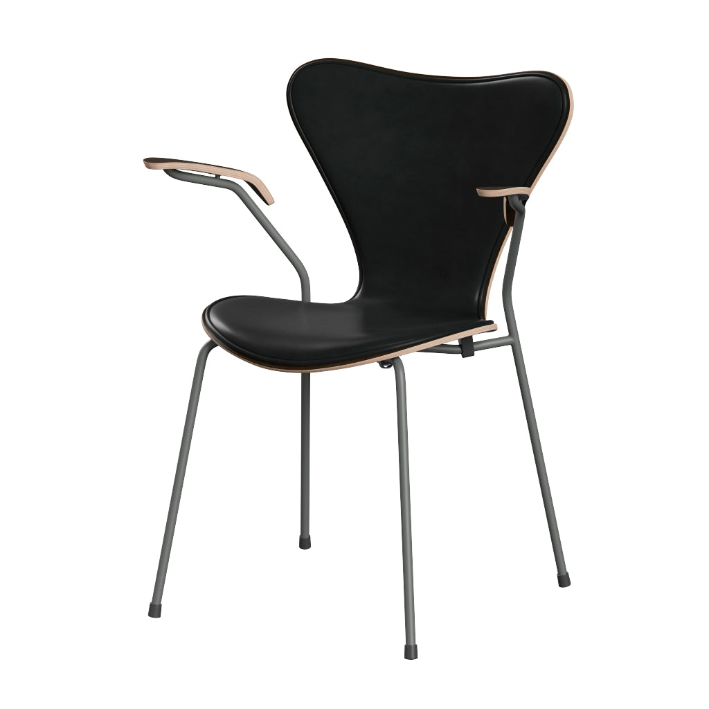 Fritz Hansen - 3207 stol med armlæn, naturfiner og forsidepolstret i Grace læder - Mørkbejdset eg - Sort læder - Silver Grey stel - Jacobsen Plus