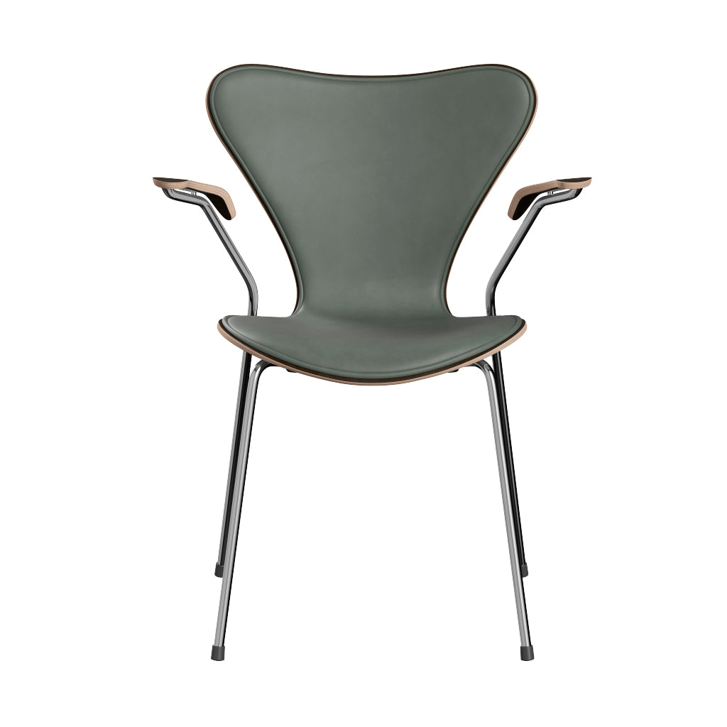 Fritz Hansen - 3207 stol med armlæn, naturfiner og forsidepolstret i Grace læder - Mørkbejdset eg - Concrete Grey læder - Krom stel - Jacobsen Plus