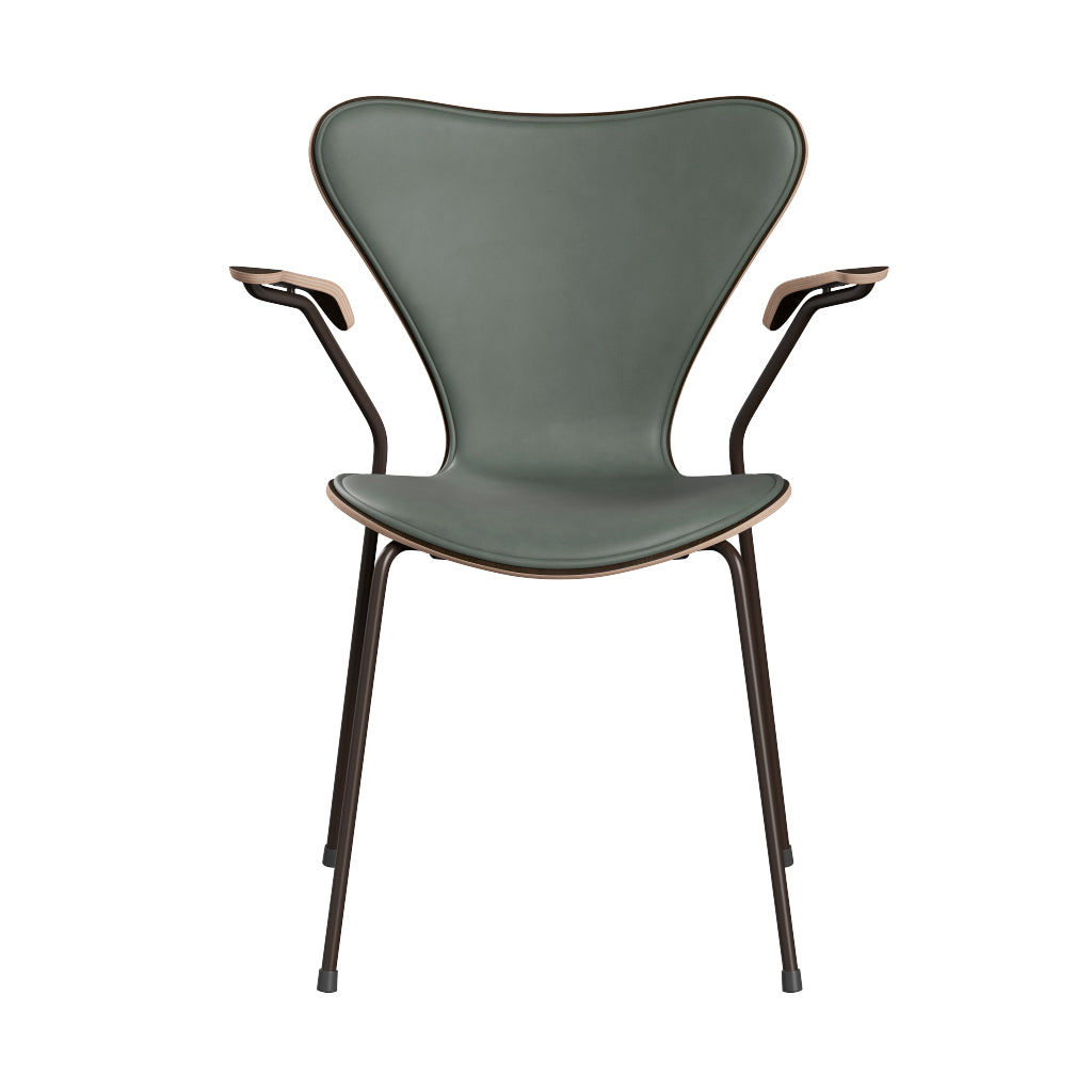 Fritz Hansen - 3207 stol med armlæn, naturfiner og forsidepolstret i Grace læder - Mørkbejdset eg - Concrete Grey læder - Brown Bronze stel - Jacobsen Plus
