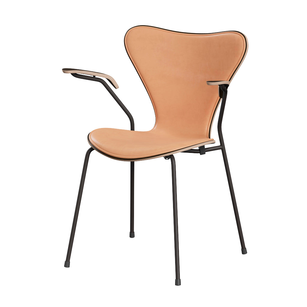 Fritz Hansen - 3207 stol med armlæn, naturfiner og forsidepolstret i Natur læder - Mørkbejdset eg - Warm Graphite stel - Jacobsen Plus
