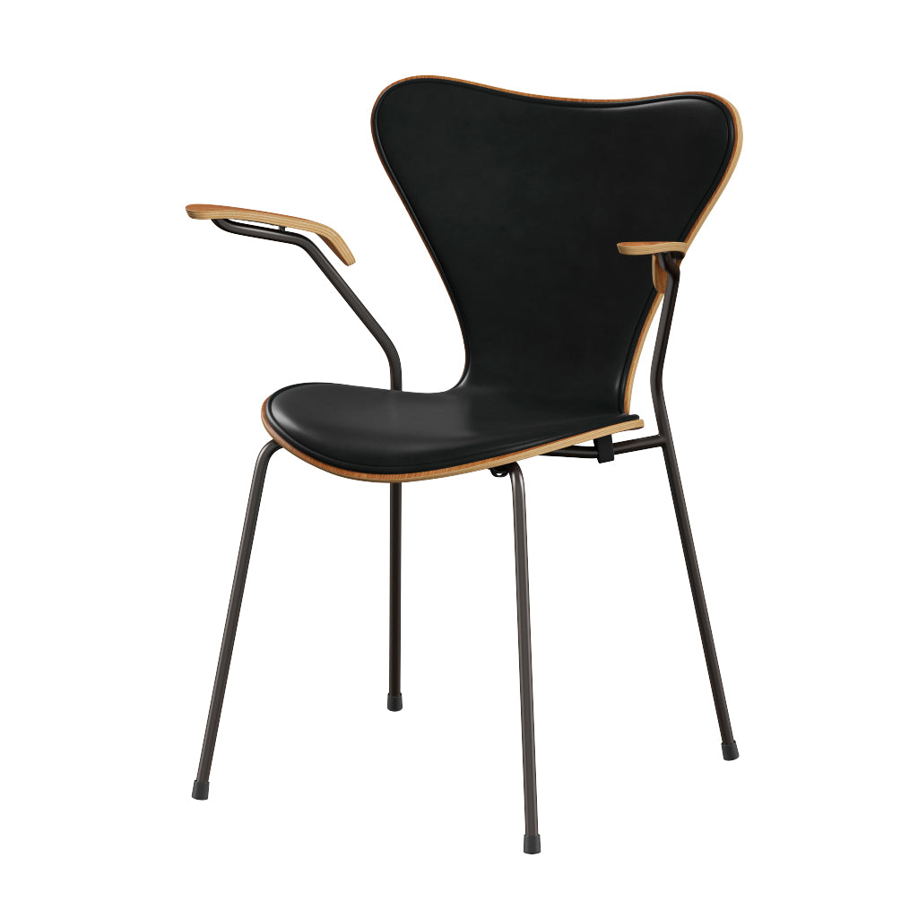 Fritz Hansen - 3207 stol med armlæn, naturfiner og forsidepolstret i Grace læder - Elm - Sort læder - Brown Bronze stel - Jacobsen Plus