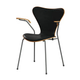 Fritz Hansen - 3207 stol med armlæn, naturfiner og forsidepolstret i Grace læder - Elm - Sort læder - Silver Grey stel - Jacobsen Plus