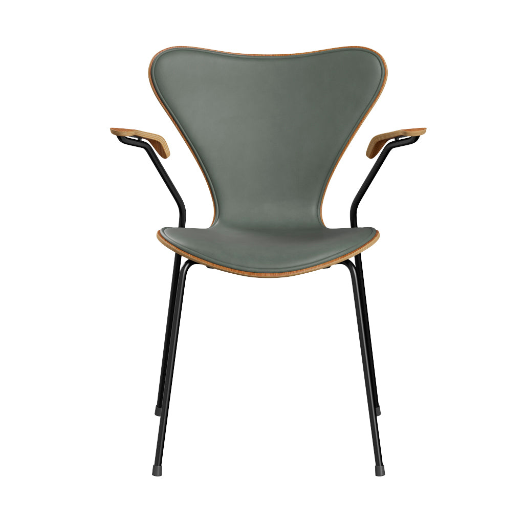 Fritz Hansen - 3207 stol med armlæn, naturfiner og forsidepolstret i Grace læder - Elm - Concrete Grey læder - Sort stel - Jacobsen Plus