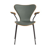 Fritz Hansen - 3207 stol med armlæn, naturfiner og forsidepolstret i Grace læder - Elm - Concrete Grey læder - Warm Graphite stel - Jacobsen Plus