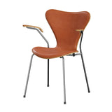 Fritz Hansen - 3207 stol med armlæn, naturfiner og forsidepolstret i Grace læder - Elm - Valnød læder - Krom stel - Jacobsen Plus