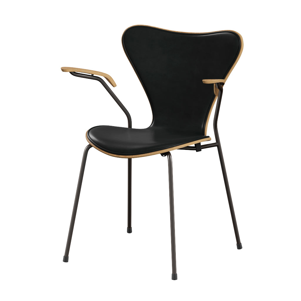 Fritz Hansen - 3207 stol med armlæn, naturfiner og forsidepolstret i Grace læder - Eg- Sort læder - Brown Bronze stel - Jacobsen Plus