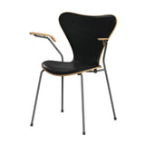 Fritz Hansen - 3207 stol med armlæn, naturfiner og forsidepolstret i Grace læder - Eg - Sort læder - Silver Grey stel - Jacobsen Plus