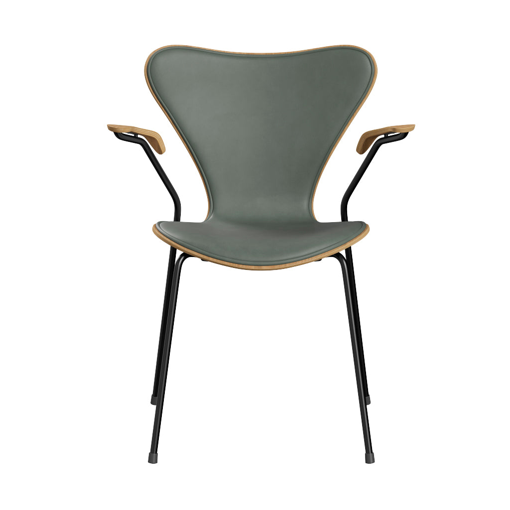 Fritz Hansen - 3207 stol med armlæn, naturfiner og forsidepolstret i Grace læder - Eg - Concrete Grey læder - Sort stel - Jacobsen Plus