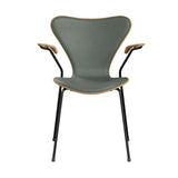 Fritz Hansen - 3207 stol med armlæn, naturfiner og forsidepolstret i Grace læder - Eg - Concrete Grey læder - Sort stel - Jacobsen Plus