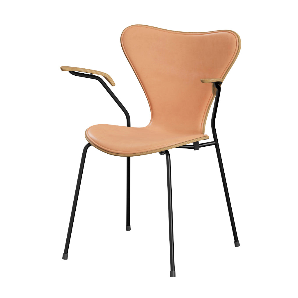Fritz Hansen - 3207 stol med armlæn, naturfiner og forsidepolstret i Natur læder - Eg - Sort stel - Jacobsen Plus